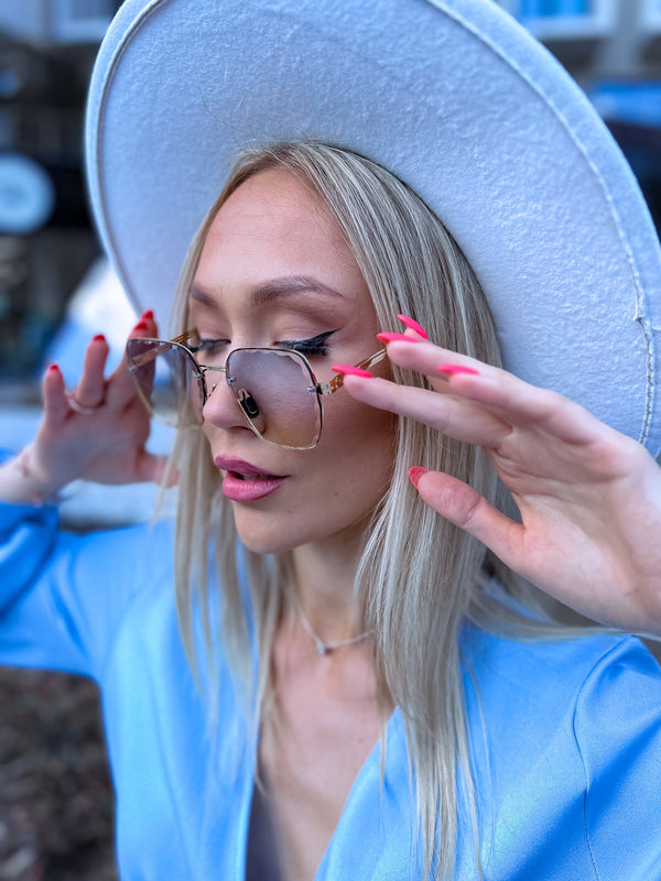 Saulesbrilles ar viļņotu malu